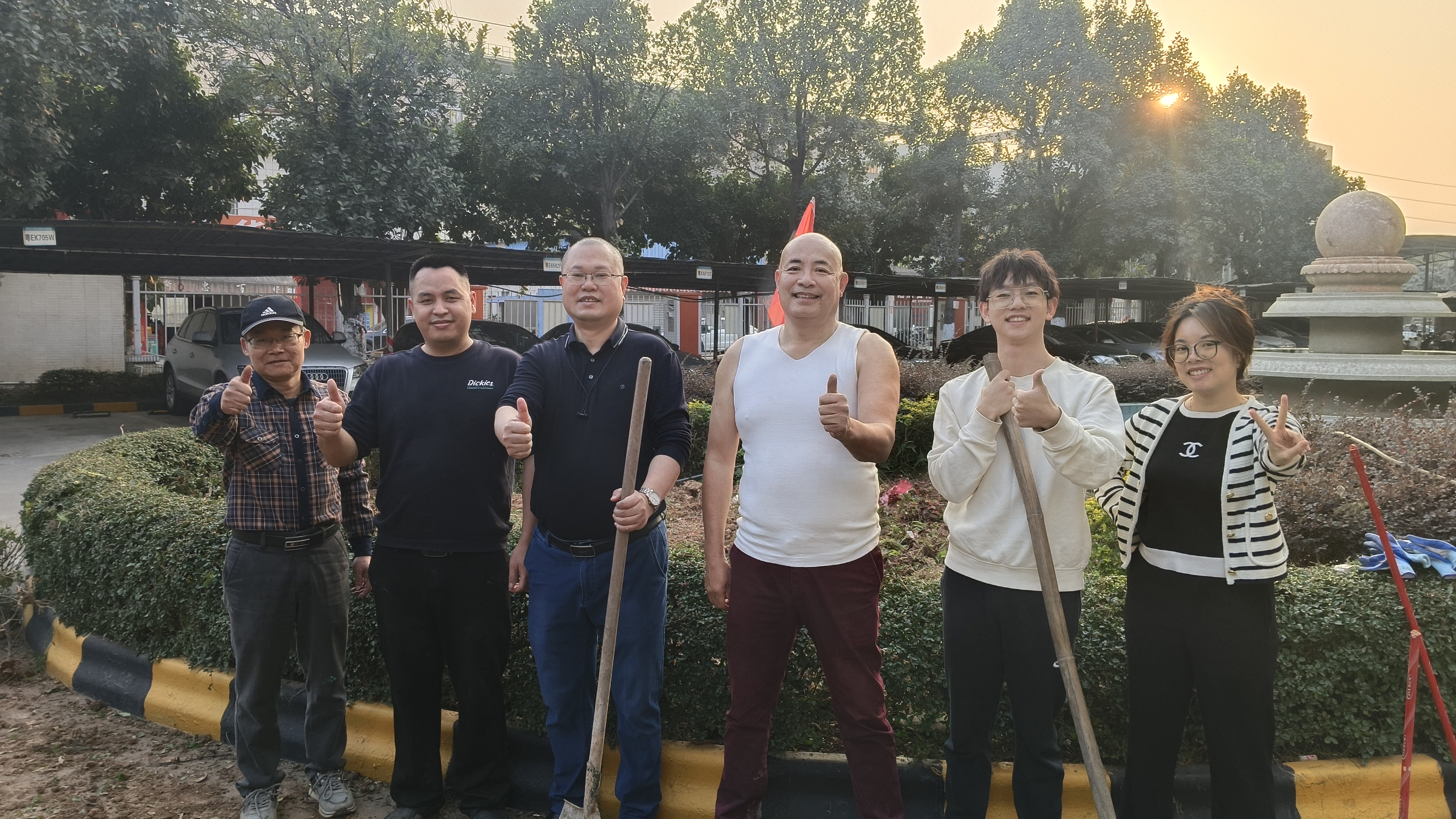 攜手共植希望，共繪綠色未來 —— 公司領(lǐng)導(dǎo)們共同參與挖土種花活動(dòng)